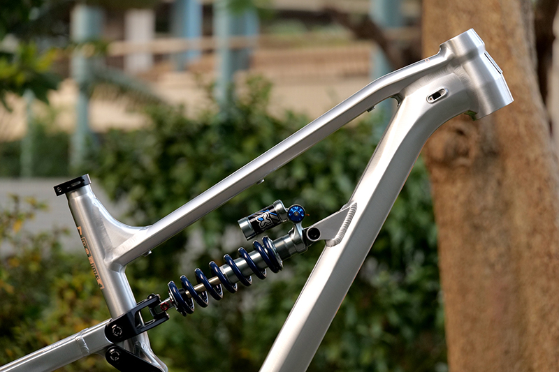 ソフトテールバイクフレーム アルミ合金製、フルサスペンション - Mountain Biking In The Uk のレビューと価格